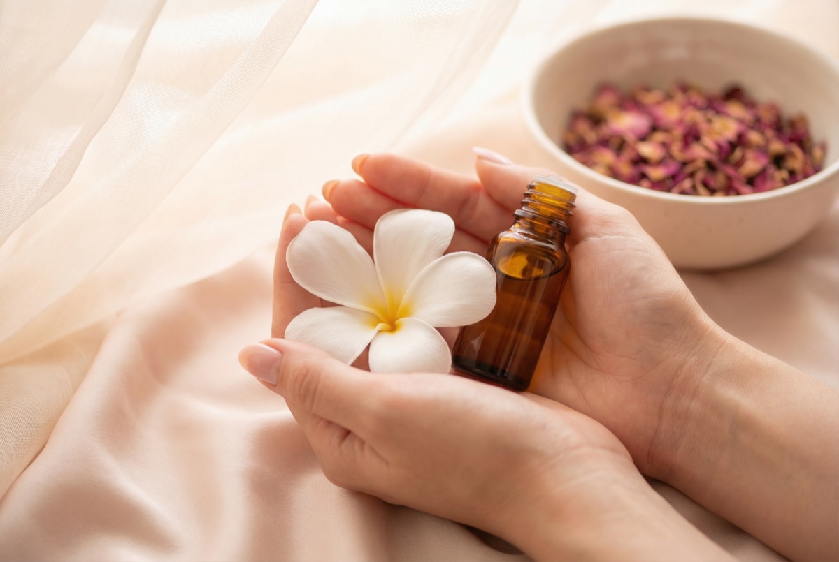 Massage monoi — soin corporel detente huile de monoi